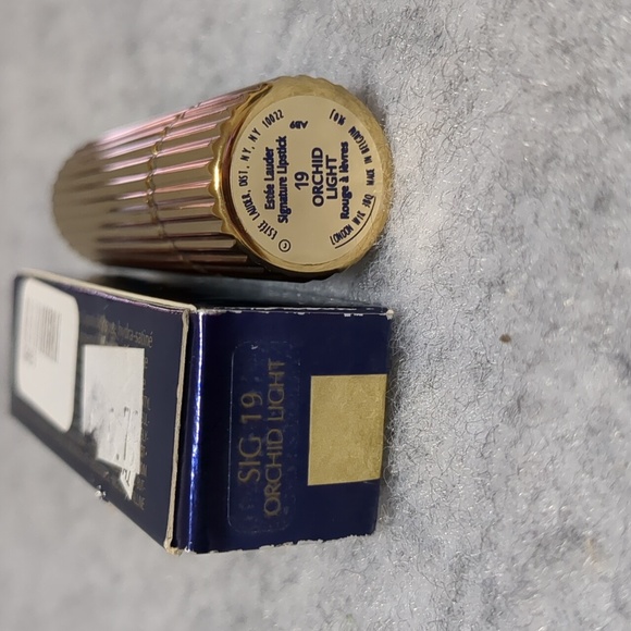 Estée Lauder Sig 19 Orchid Light Lipstick - Picture 9 of 9